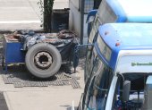 Crisis. Uno de los buses, despiezado para servir como repuesto.