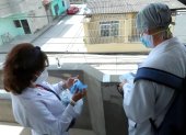 Los médicos en el proceso de realización de una prueba de COVID-19.