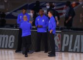 Los árbitros programados para el partido de los Orlando Magic- Milwaukee conversan ante la ausencia de los jugadores