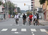 Atención. Los ciclistas recomiendan mirar a todos lados y estar atentos a las señales de tránsito antes de cruzar una vía.