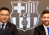 La importancia de Lionel Messi en Barcelona supera incluso la presencia del presidente del club, Josep Maria Bartomeu (i).