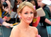J.K. Rowling. La misma generación que la amó por haber creado a Harry Potter, ahora la cuestiona por sus opiniones.