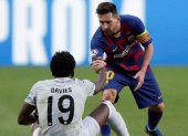 Lionel Messi (d) y Alphonso Davies (i) forman parte del equipo de la temporada de la Champions League.
