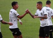 Alan Franco (i), volante del Atlético Mineiro, se prepara con el afán de ganar un título en suelo brasileño.