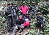 Elementos de las unidades especializadas de la policía posan con Ercy Valencia, tras conseguir localizarla en una zona selvática de Esmeraldas.
