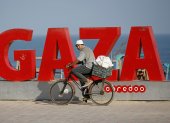 Gaza. Un palestino se traslada en bicicleta cerca de la playa.