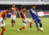 Robert Burbano (c) está muy lejos del nivel mostrado el año anterior en Delfín. Emelec sigue cuesta abajo.