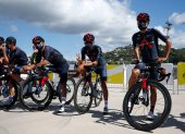 Richard Carapaz (d) junto a sus compañeros del Ineos Grenadiers previo al inicio d ela tercera etapa del Tour de Francia.
