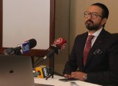 Juan Francisco Ospina, defensor de Karina Cadena, en una rueda de prensa en Guayaquil.