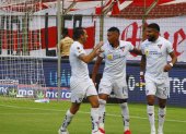 Rodrigo Aguirre (d), delantero de Liga de Quito, celebra el tanto conseguido frente a Macará.