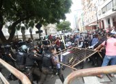 Hecho. Al momento que los participantes intentar estar cerca de la entra principal de la Gobernación, fueron bloqueados por policías.