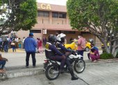 Solca.  En los exteriores de este centro hospitalarios, decenas de vendedores fueron retirados del sitio para evitar aglomeraciones.