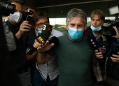 Jorge Messi, padre y agente del jugador, en una nube de periodistas tras la reunión con el presidente del FC. Barcelona.