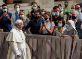 Papa Francisco saluda durante la primera audiencia con fieles tras seis meses debido a la pandemia del coronavirus, esta semana en El Vaticano.