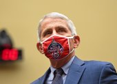 En la imagen un registro del doctor Anthony Fauci, el principal epidemiólogo de EE.UU., quien ha dicho que es posible que haya una vacuna disponible para ciertos grupos incluso antes de que acaben los ensayos clínicos. EFE/Kevin Dietsch/Archivo