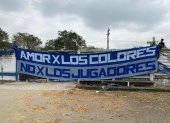 Uno de los mensajes en una bandera que los hinchas de Emelec llevaron al Polideportivo de Los Samanes.