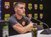 Emmanuel Martínez aporta con fútbol y entrega en el mediocampo de Barcelona.