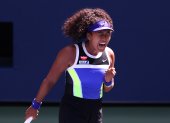 La tenista japonesa celebra el punto final luego de vencer su partido y meterse a octavos de final