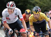 Tadej Pogacar (izquierda)  y Primoz Roglic compiten durante la noventa etapa del Tour de Francia