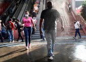 Personas con mascarilla y tratando de mantener una distancia prudente para evitar el contagio de coronavirus, una escena cotidiana en el metro de Sao Paulo, Brasil.