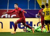Cristiano Ronaldo celebra su gol 100 con la selección en el partido contra Suecia. Luego marcó el 101.