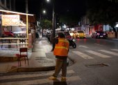 Vigilantes seguros. Son personas civiles que trabajan a lo largo de la avenida Adolfo Alvear Ordóñez. Ellos se encargan de cuidar los vehículos apostados en los exteriores de los negocios y viviendas.