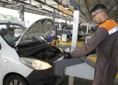 Un trabajador realiza la revisión vehicular en las instalaciones de la entidad.