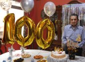 El protagonista. Ángel Abraham Garaycoa durante el festejo por sus 100 años de vida, en su vivienda ubicada en la Alborada.