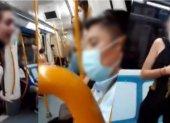 Escenas del video en el que se registró el acto racista contra tres personas en el Metro de Madrid, España.