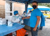 Una brigada de médicos del Municipio de Guayaquil realizan pruebas de Covid en la ciudad.
