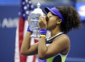 Osaka, de 22 años, besa el trofeo del US Open 2020. Ya suma dos con el de 2018