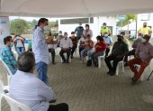 El ministro de Transporte y Obras Públicas, Gabriel Martínez, se reunió el sábado con habitantes de Pedernales.