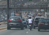 Congestionamiento. Desde el pasado 24 de agosto la ATM prohibió invadir los carriles de la metrovía. La medida es defendida por el gerente de la institución.  El cambio ha generado más embotellamientos.