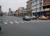 Circulación. Ayer, avenidas como la Machala y Quito, en el centro, lucieron parcialmente descongestionadas.