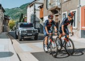 El ciclista ecuatoriano Richard Carapaz (i) entrenó este lunes por las calles de Grenoble durante su día de descanso obligatorio junto a otro miembro del Team INEOS