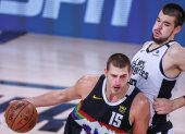 El serbbio Nikola Jokic con un doble-doble de 34 puntos, 14 rebotes y siete asistencias fue el hombre clave de los Nuggets.