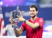 Histórica. El tenista austriaco agarra embelesado su primer trofeo de Grand Slam tras remontar ante Zverev por parciales de 2-6, 4-6, 6-4, 6-3 y 7-6(6).

== FOR NEWSPAPERS, INTERNET, TELCOS & TELEVISION USE ONLY ==

 GSE-SPO-TEN-WTA-2020-US-OPEN---DAY-14
