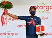 Richard Carapaz en el podio de la etapa 16 del Tour de Francia con el premio a la combatividad.