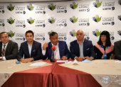 Gary Moreno (c) junto a dirigentes y precandidatos de la organización política en la rueda de prensa en Quito.