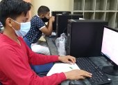 Respetando el distanciamiento físico, los estudiantes rinden la prueba en los laboratorios de la Facultad de Filosofía de la Universidad de Guayaquil.