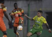 Argentina"s Defensa y Justicia midfielder Enzo Fernandez (R) and Ecuador"s Delfin forward Janner Corozo vie for the ball during their closed-door Copa Libertadores group phase football match at the Norberto Tito Tomaghello Stadium in Buenos Aires, on September 17, 2020, amid the COVID-19 novel coronavirus pandemic. / AFP / POOL / JUAN MABROMATA

 FBL-LIBERTADORES-DEFENSA-DELFIN