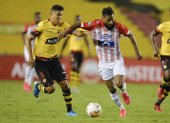 Ecuador"s Barcelona player Bryan Rivera (L) and Colombia"s Junior midfielder, Venezuelan Luis Gonzalez vie for the ball during their closed-door Copa Libertadores group phase football match at the Monumental Banco Pichincha stadium in Guayaquil, Ecuador, on September 17, 2020, amid the COVID-19 novel coronavirus pandemic. / AFP / RODRIGO BUENDIA                     

 FBL-LIBERTADORES-BARCELONA-JUNIOR
