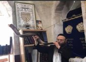 El Rabino Yaacov Sheperd tocando el Shofar en la Yeshivá Disporá de Israel.