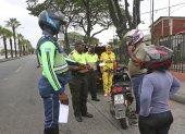 Controles. La ATM y la Policía abordan a una pareja que viaja en moto.