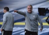 Marcelo Bielsa, estratega del Leeds United, da instrucciones a sus dirigidos en la victoria ante el Fulham.