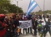 Motociclistas reunidos frente al Parque Samanes.