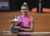 La tenista rumana se adjudico el trofeo tras el retiro por lesión de Karolina Pliskova, cuando iba perdiendo por 6-0 y 2-1.