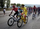 El equipo Arkéa-Samsic, que fue liderado por el colombiano Nairo Quintana (i) en el Tour de Francia, es investigado por sospecha de dopaje.