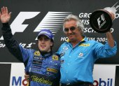 REN20 HOCKENHEIM (ALEMANIA) 16/09/09.- Foto de archivo tomada el 24 de julio del 2005 del director de la escudería de Fórmula Uno Renault, el italiano Flavio Briatore (dcha), junto al piloto español Fernando Alonso mientras celebran la victoria en el Gran Premio de Alemania de Fórmula Uno en el circuito de Hockenheim (Alemania). La escudería ING Renault F1 ha emitido un comunicado hoy miércoles 16 de septiembre en el que se indica que el director de la misma, el italiano Flavio Briatore, y el director técnico, Pat Symonds, han abandonado la misma. EFE/Rainer Jensen