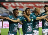 Ángel Mena (c) volvió a ser la figura de León, está vez en el triunfo ante Pumas.